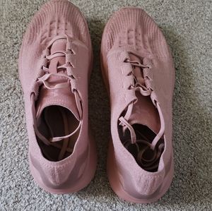 PEFRECT CONDITION PINK UNDER ARMOUR SHOES